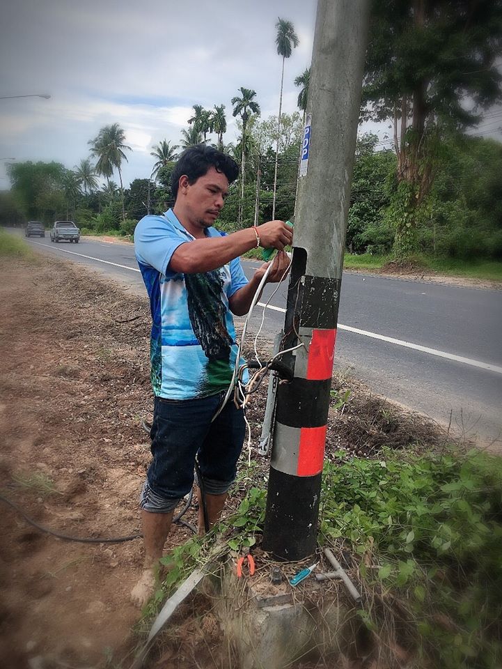 เทศบาลตำบลคึกคัก (กองช่าง)ได้ดำเนินการซ่อมเสาไฟสาธารณะ หมู่ที่ 1 