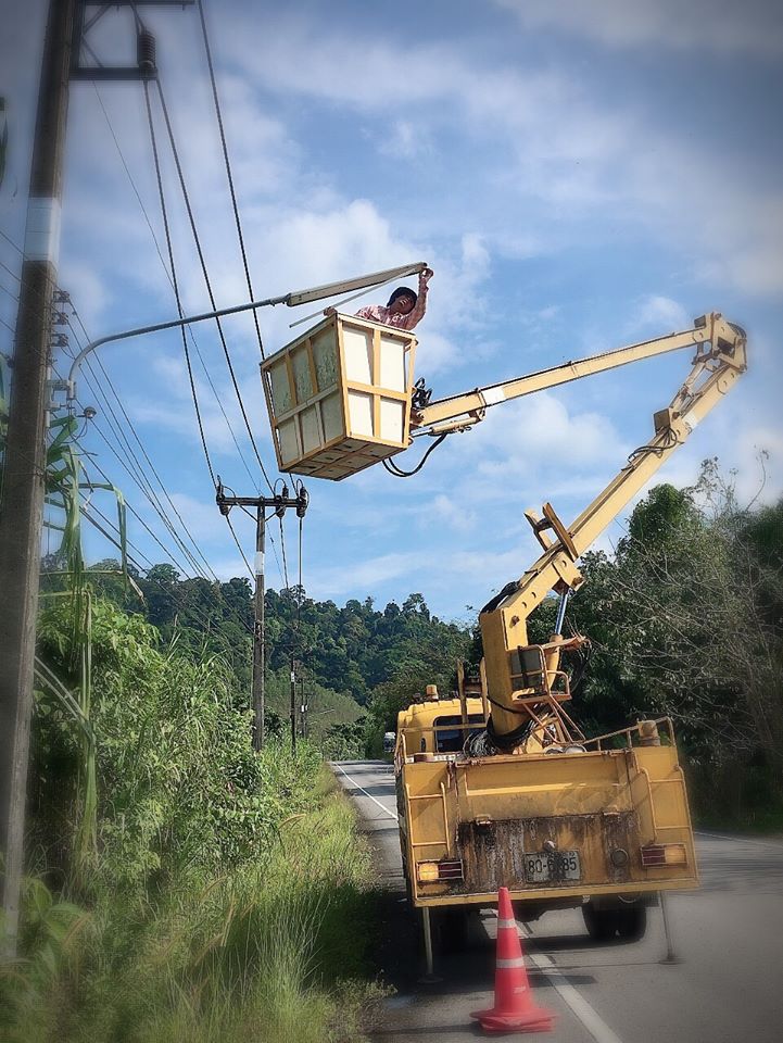 เทศบาลตำบลคึกคัก (กองช่าง งานไฟฟ้า)ได้ดำเนินการซ่อมไฟ ซอยปากวีป-ดอกแดง หมู่ที่1ตำบลคึกคัก อำเภอตะกั่วป่า จังหวัดพังงา 