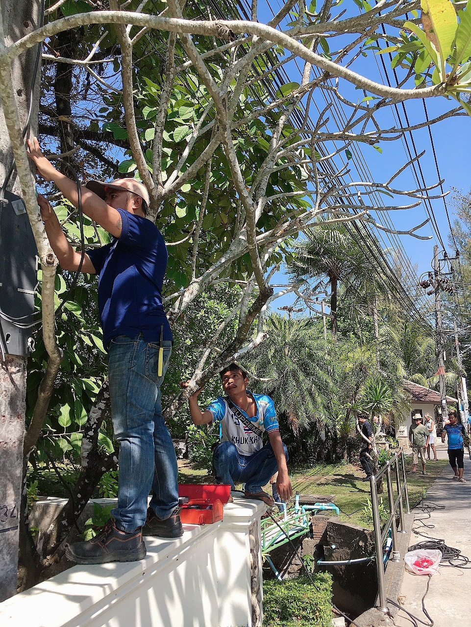 เทศบาลตำบลคึกคัก (กองช่าง ไฟฟ้า งานป้องกันและบรรเทาสาธารณภัยและงานกองสาธารณสุขและสิ่งแวดล้อม) ได้ดำเนินการติดตั้งเครื่องบำบัดน้ำเสีย จำนวน 4ตัว 