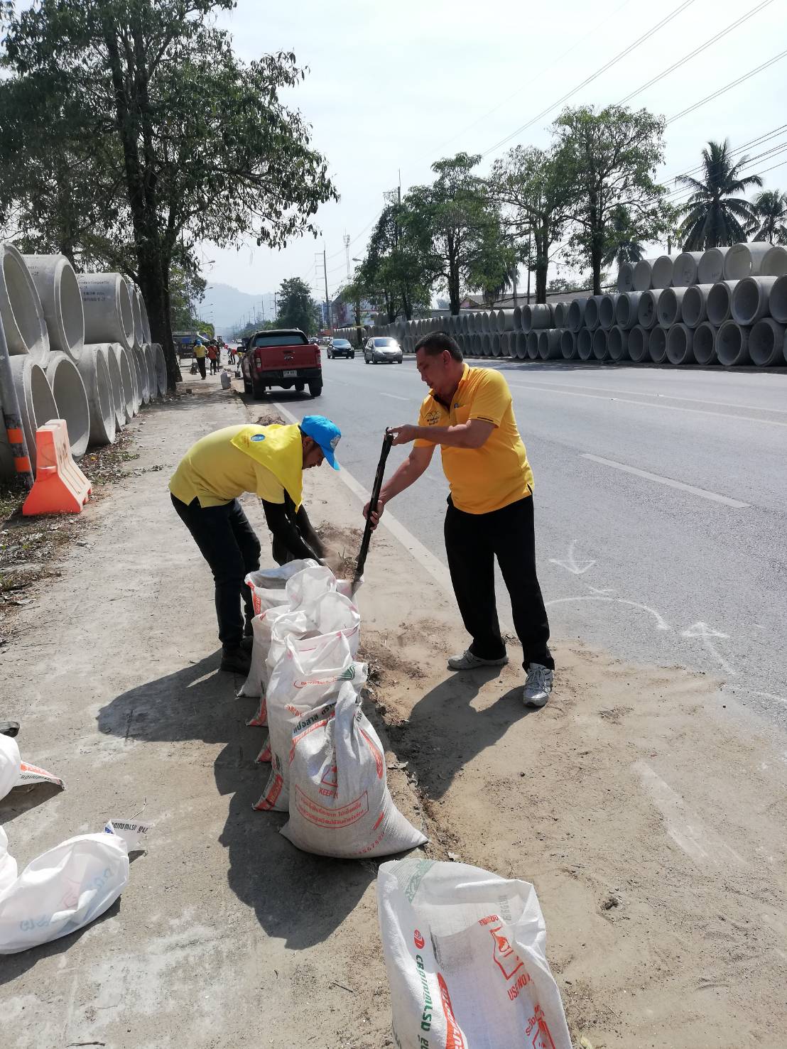 เทศบาลตำบลคึกคักร่วมทำกิจกรรม Big Cleaning Dayร่วมกันพัฒนา ปรับภูมิทัศน์ ทำความสะอาด เก็บขยะ และตัดหญ้าบริเวณหมู่ที่ 5 บ้านบางเนียง ถึงหมู่ที่ 7 บางหลาโอนตำบลคึกคัก อำเภอตะกั่วป่า จังหวัดพังงา