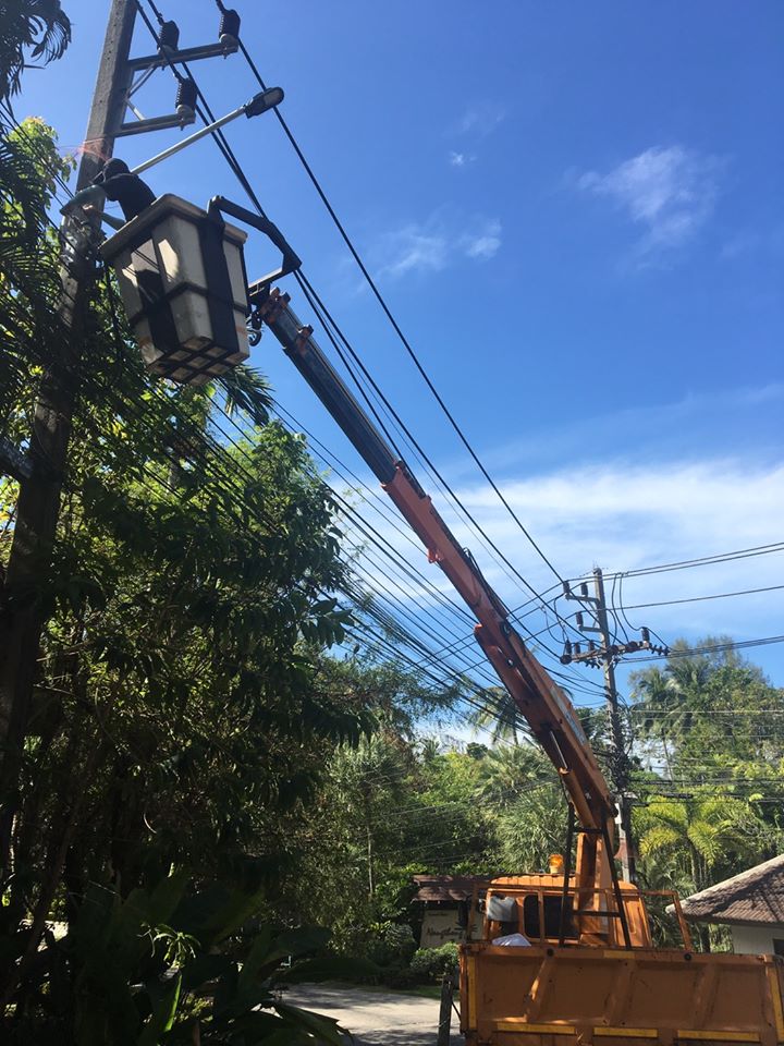 เทศบาลตำบลคึกคัก (กองช่าง งานไฟฟ้า) ดำเนินการติดตั้งโคมไฟ LED ส่องสว่าง ถนนสาธารณะ ณ บริเวณซอยหาดนางทอง หมู่ที่ 7 ตำบลคึกคัก อำเภอตะกั่วป่า จังหวัดพังงา