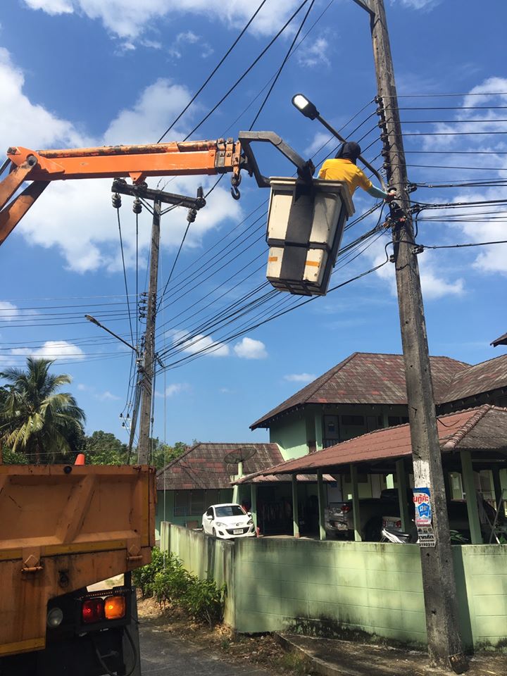 เทศบาลตำบลคึกคัก (กองช่าง งานไฟฟ้า) ดำเนินการติดตั้งโคมไฟ 250 W และโคมไฟ LED ส่องสว่าง หมู่ที่ 7