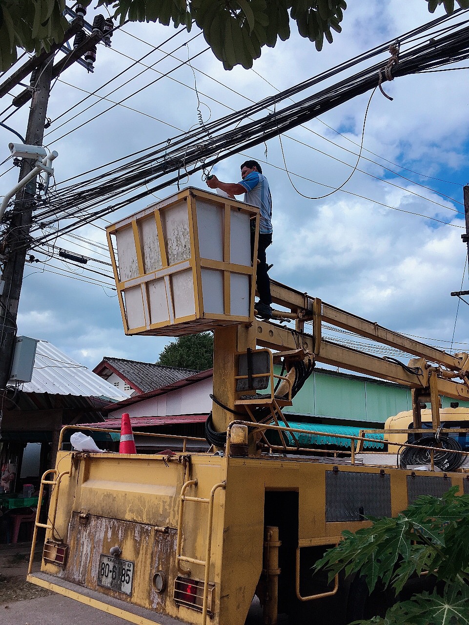 เทศบาลตำบลคึกคัก (กองช่าง งานไฟฟ้า) ดำเนินการต่อสายไฟเสาเหล็กหน้าโบสถ์คริสต์