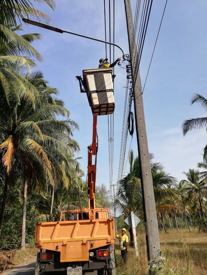 เทศบาลตำบลคึกคัก (กองช่าง งานไฟฟ้า) ดำเนินการซ่อมแซม และเปลี่ยนโคมไฟ LED ซอยชายทะเลคึกคัก หมู่ที่3