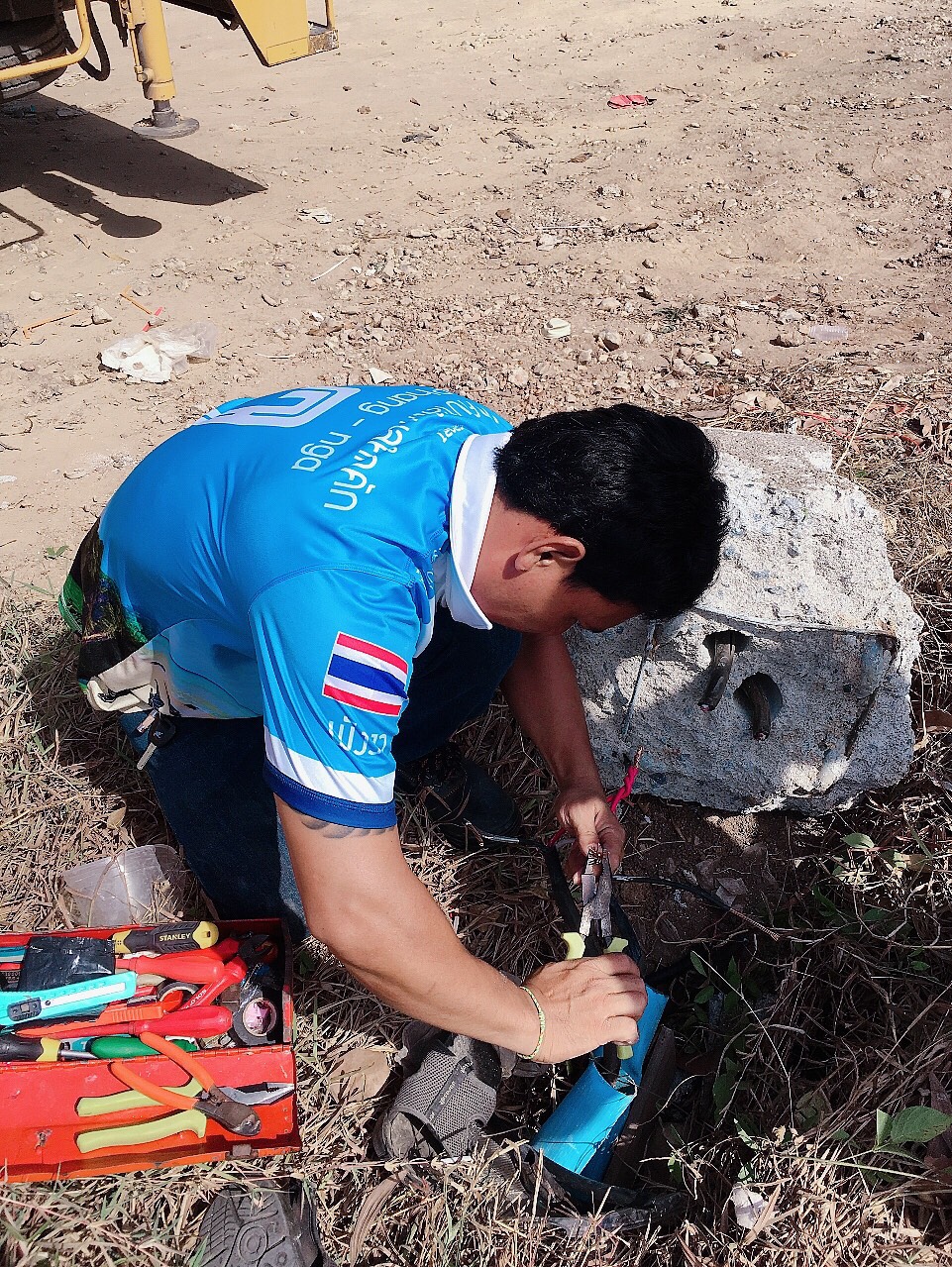 เทศบาลตำบลคึกคัก (กองช่าง งานไฟฟ้า)ได้ดำเนินาการต่อสายไฟสาธารณะก่อนถึงปั้ม ปตท. คึกคัก