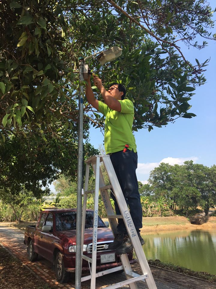 เทศบาลตำบลคึกคัก (กองช่าง งานไฟฟ้า)ได้ดำเนินการติดตั้งโคมไฟสปอร์ตไลท์ LED ที่สนามเปตอง สวนสาธารณะ หนองมูลตะกั่ว หมู่ที่ 5 