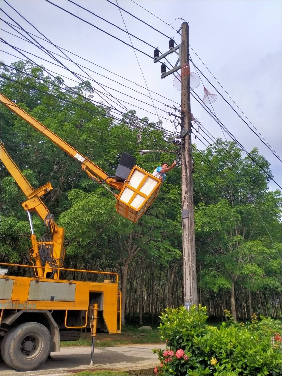 เทศบาลตำบลคึกคัก(กองช่าง งานไฟฟ้า)ได้ดำเนินการซ่อมไฟซอยทุ่งขมิ้นกลาง หมู่ที่4ตำบลคึกคัก อำเภอตะกั่วป่า จังหวัดพังงา