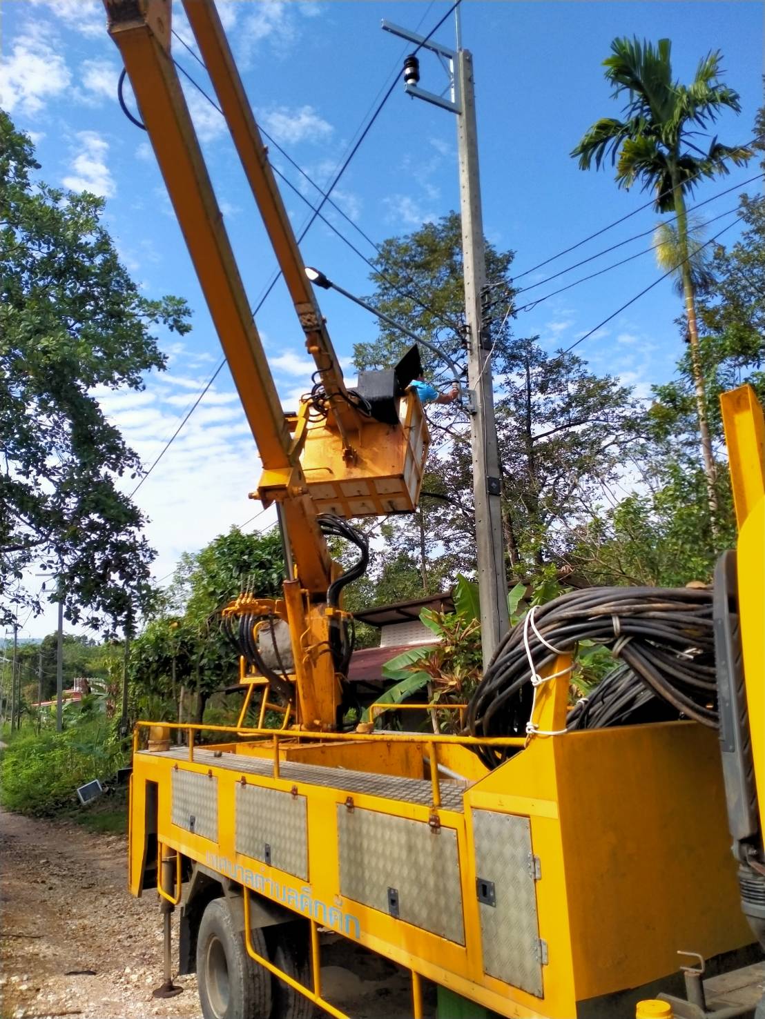 เทศบาลตำบลคึกคัก(กองช่าง งานไฟฟ้า)ได้ดำเนินการซ่อมไฟฟ้าซอยทุ่งขมิ้น-บางตาเทียน หมู่ที่4 ตำบลคึกคัก อำเภอตะกั่วป่า จังหวัดพังงา 