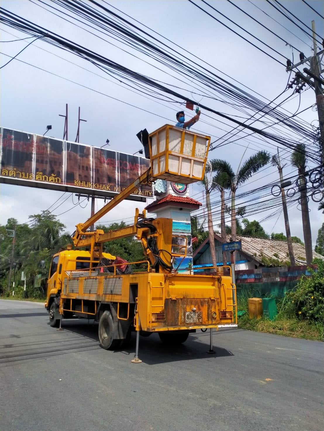 เทศบาลตำบลคึกคัก (กองช่าง งานไฟฟ้า )ได้ดำเนินการซ่อมไฟซอยทางเข้าเทศบาล-บางตาเทียน หมู่ที่4 ตำบลคึกคัก อำเภอตะกั่วป่า จังหวัดพังงา