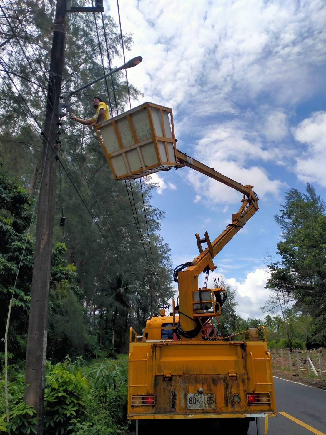 เทศบาลตำบลคึกคัก (กองช่าง งานไฟฟ้า )ได้ดำเนินการซ่อมไฟซอยแหลมปะการัง หมู่ที่2ตำบลคึกคัก อำเภอตะกั่วป่า จังหวัดพังงา